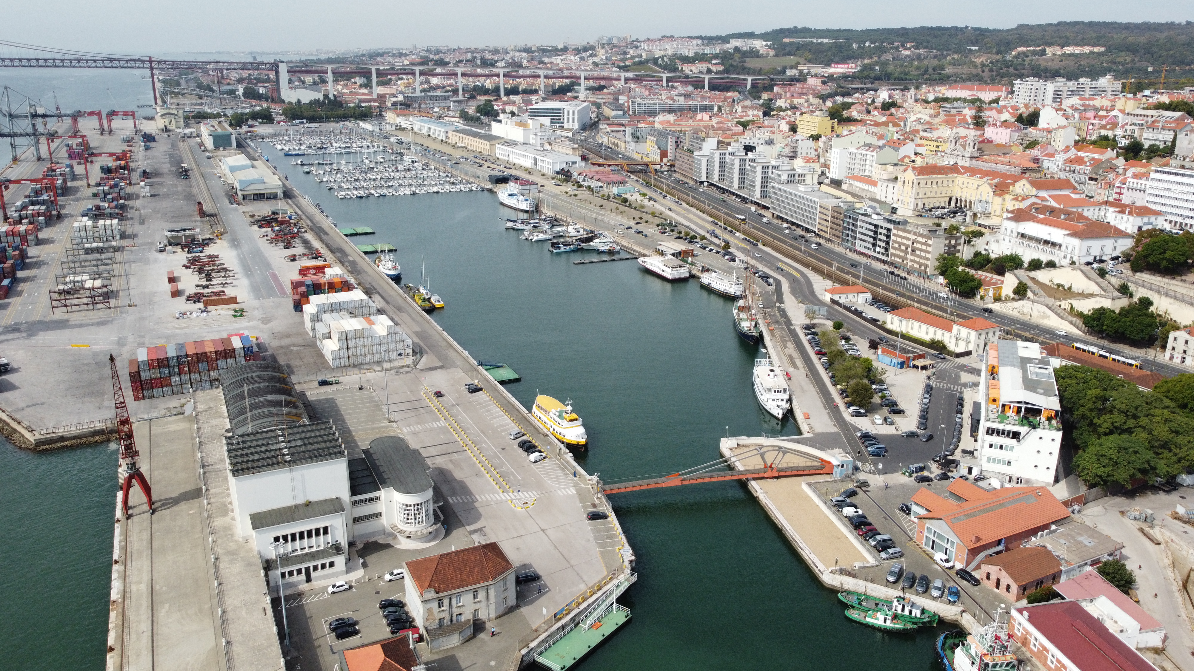 Imagem Aérea da Ponte móvel e da Doca de Alcântara
